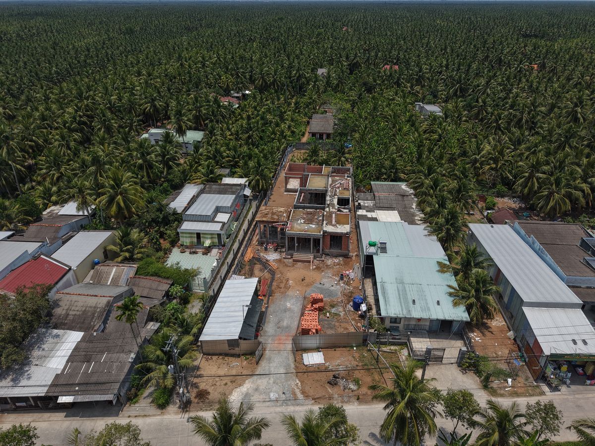 Tường gạch tầng trệt tiếp tục được xây cao thêm