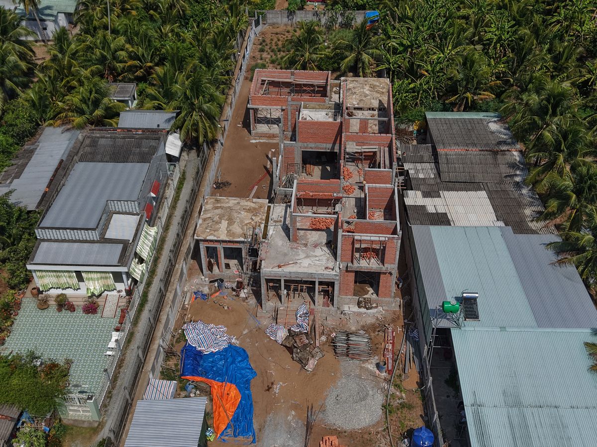 Villa nhìn từ trên cao với tường tầng hai đang được xây