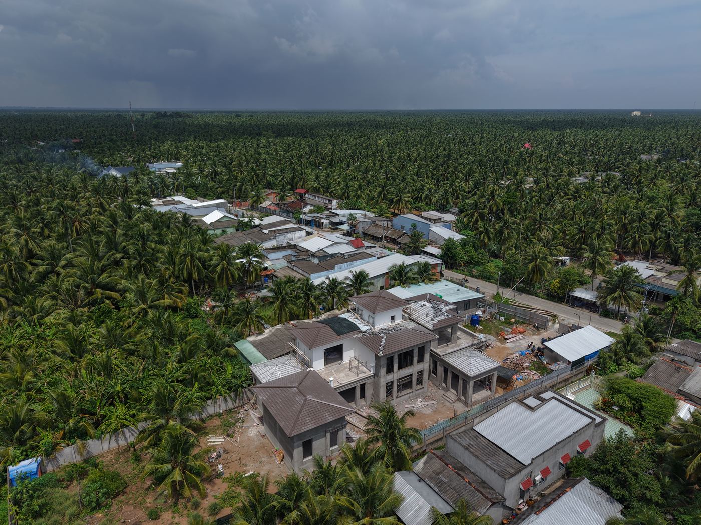 Toàn cảnh villa giữa vườn dừa Bến Tre trong quá trình thi công