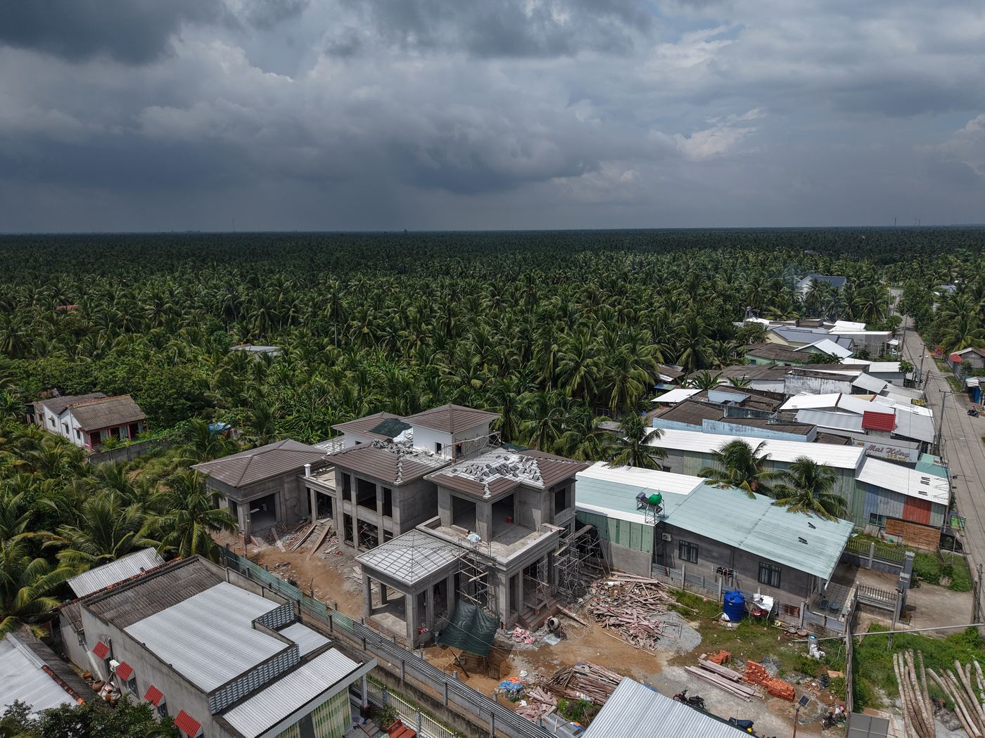 Cận cảnh mái ngói và kết cấu villa đang thi công