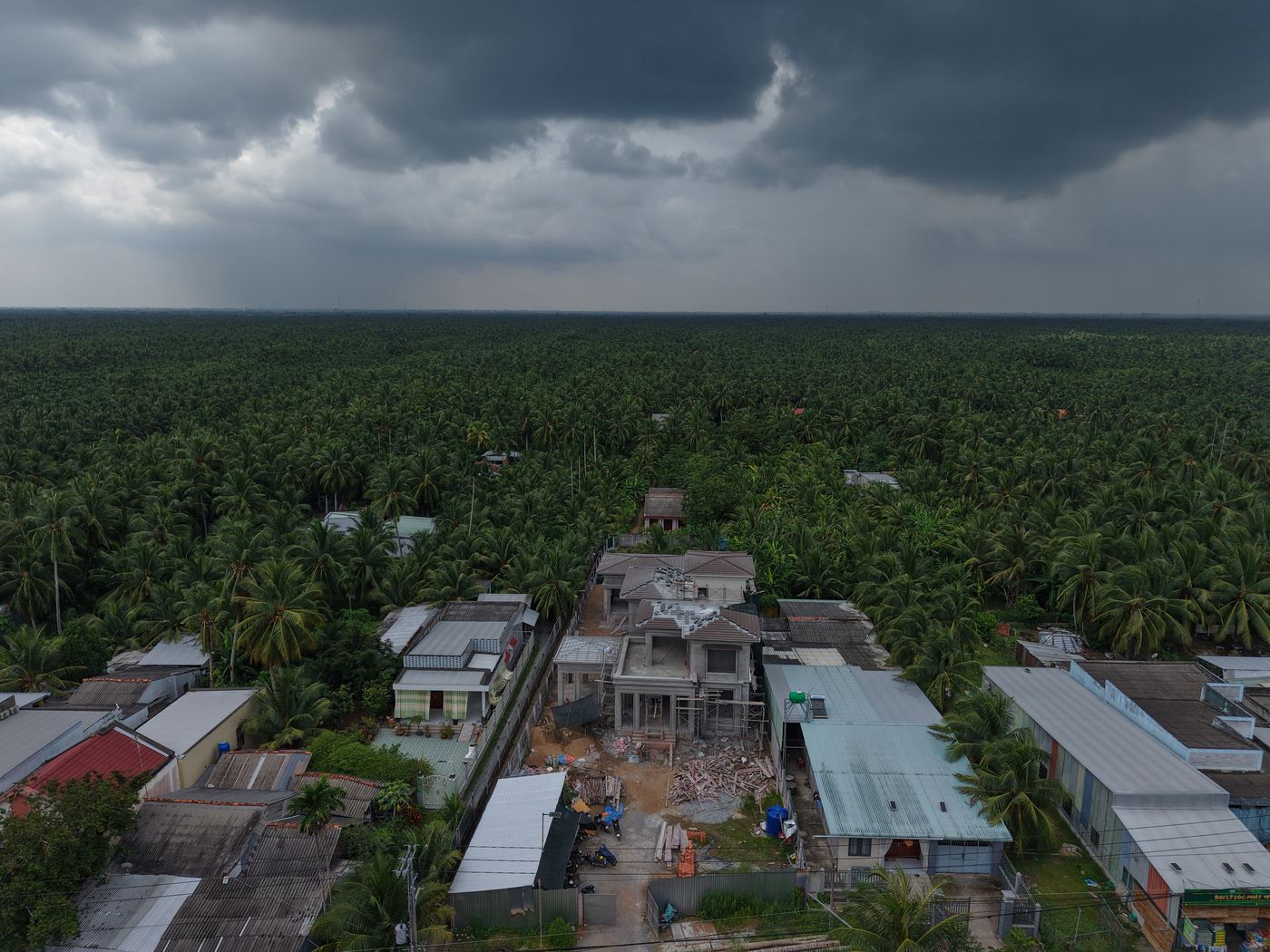 Villa nhìn từ trên cao giữa khu dân cư và vườn dừa